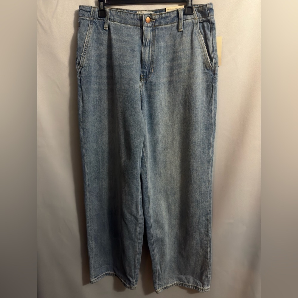 Universal Thread Relaxed Straight Jeans Size 12/31R in Light Wash, NWT